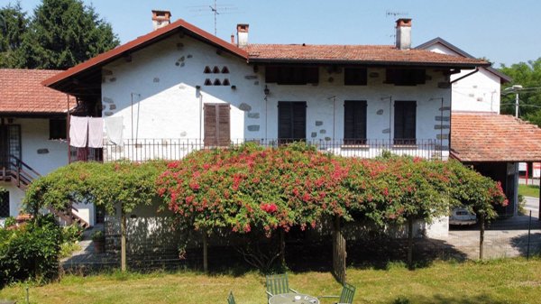casa indipendente in vendita a Meina in zona Ghevio