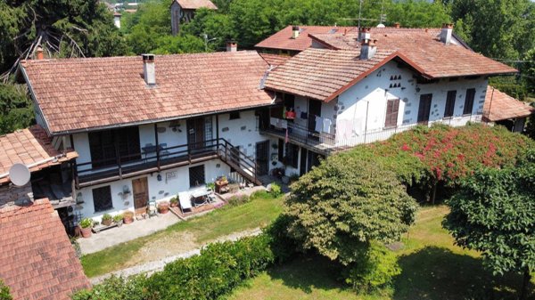 casa indipendente in vendita a Meina in zona Ghevio