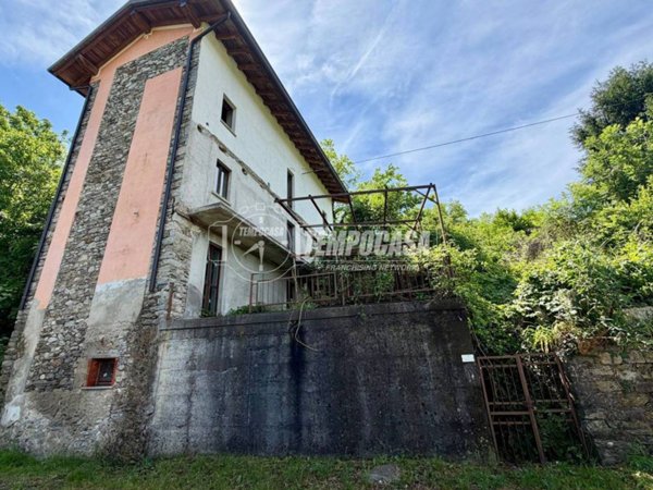 casa indipendente in vendita a Meina in zona Ghevio