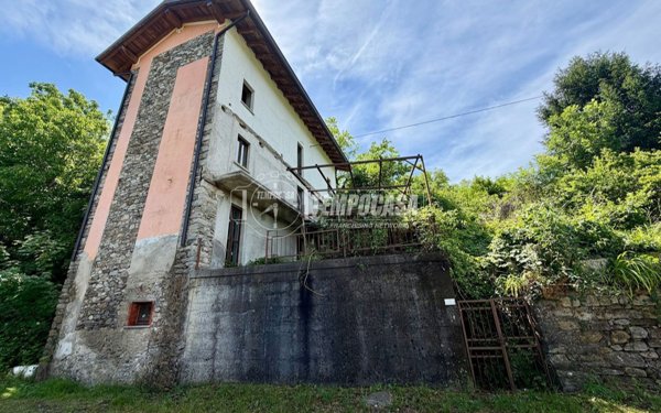 casa indipendente in vendita a Meina in zona Ghevio