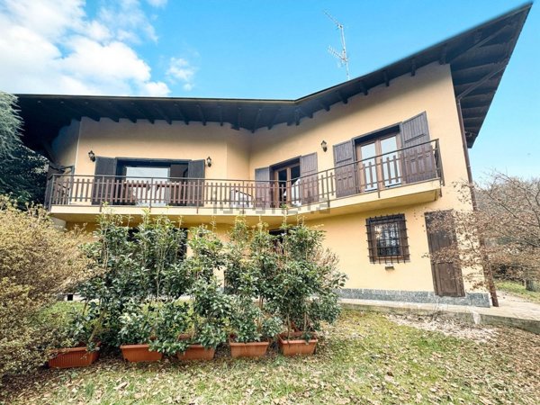 casa indipendente in vendita a Meina in zona Ghevio