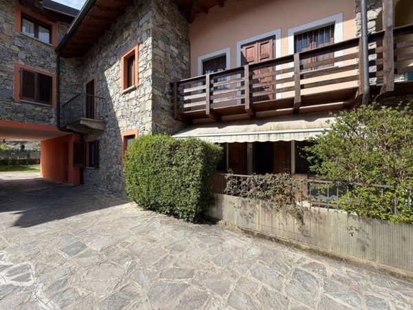 appartamento in vendita a Meina in zona Ghevio