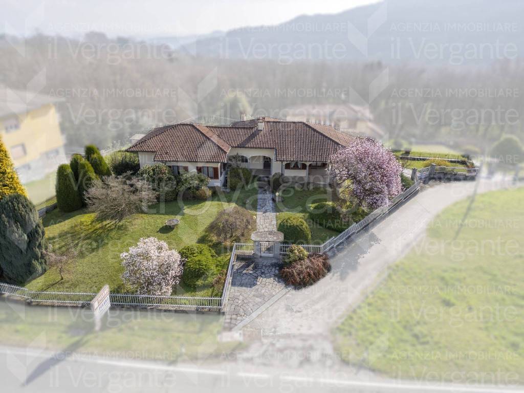 casa indipendente in vendita a Meina in zona Ghevio