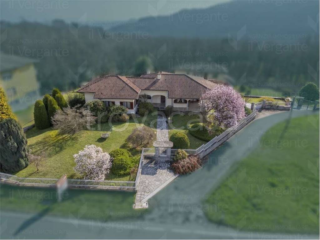casa indipendente in vendita a Meina in zona Ghevio