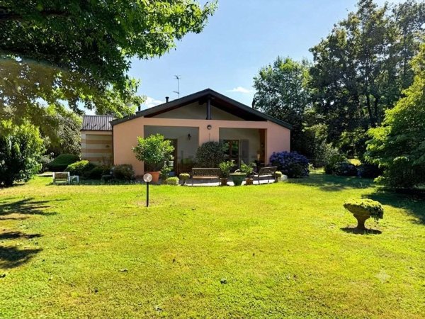 casa indipendente in vendita a Meina in zona Ghevio