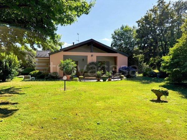 casa indipendente in vendita a Meina in zona Ghevio