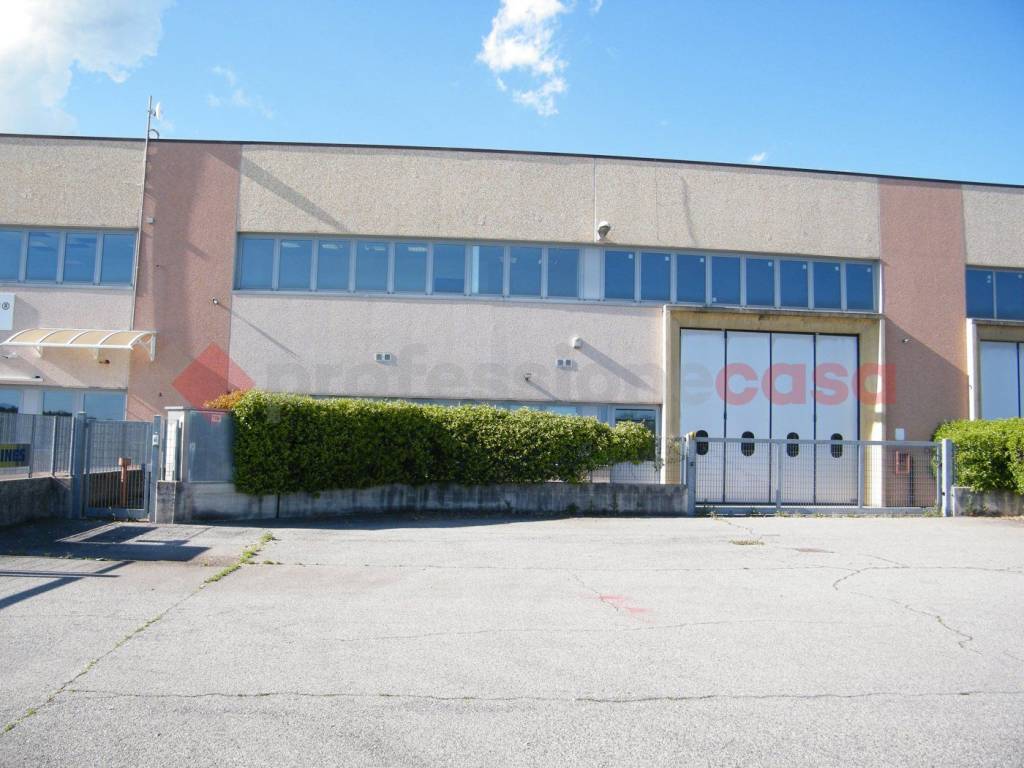 locale commerciale in vendita a Mezzomerico