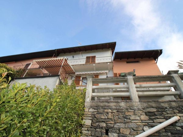 casa indipendente in vendita a Miasino in zona Pisogno