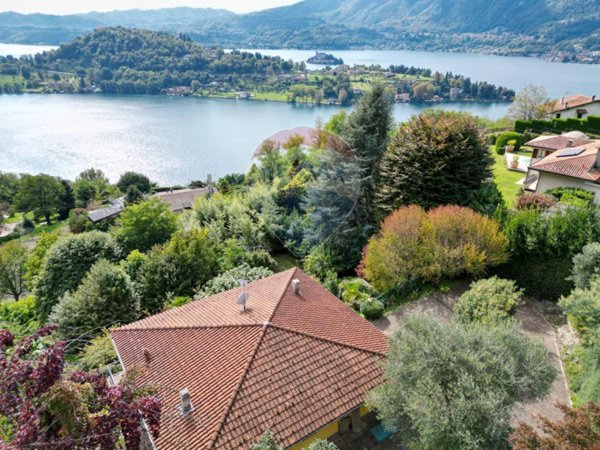 casa indipendente in vendita a Miasino in zona Carcegna