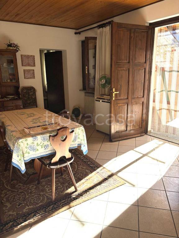 casa indipendente in vendita a Miasino in zona Pisogno