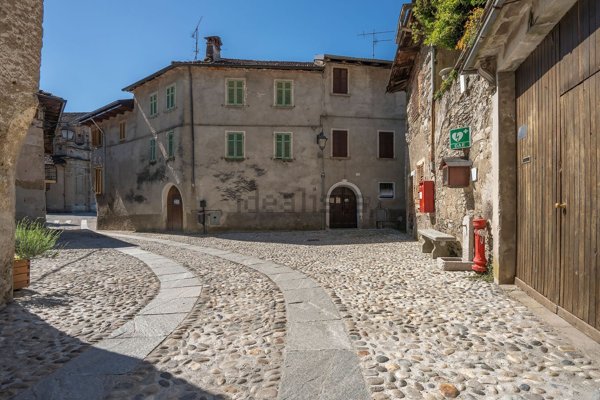 casa indipendente in vendita a Miasino in zona Carcegna