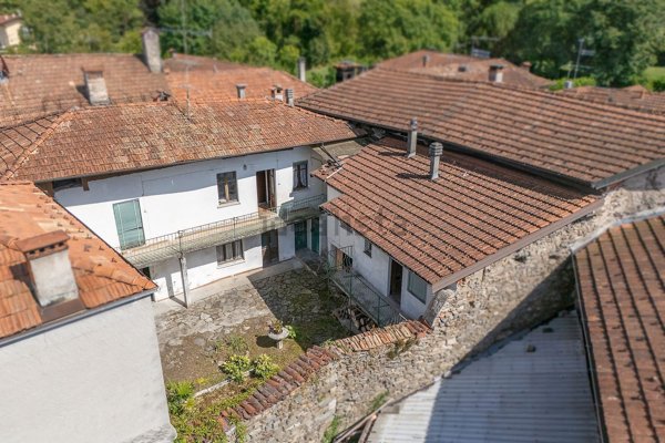 casa indipendente in vendita a Miasino in zona Pisogno