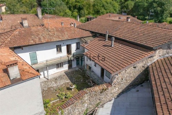 casa indipendente in vendita a Miasino in zona Pisogno