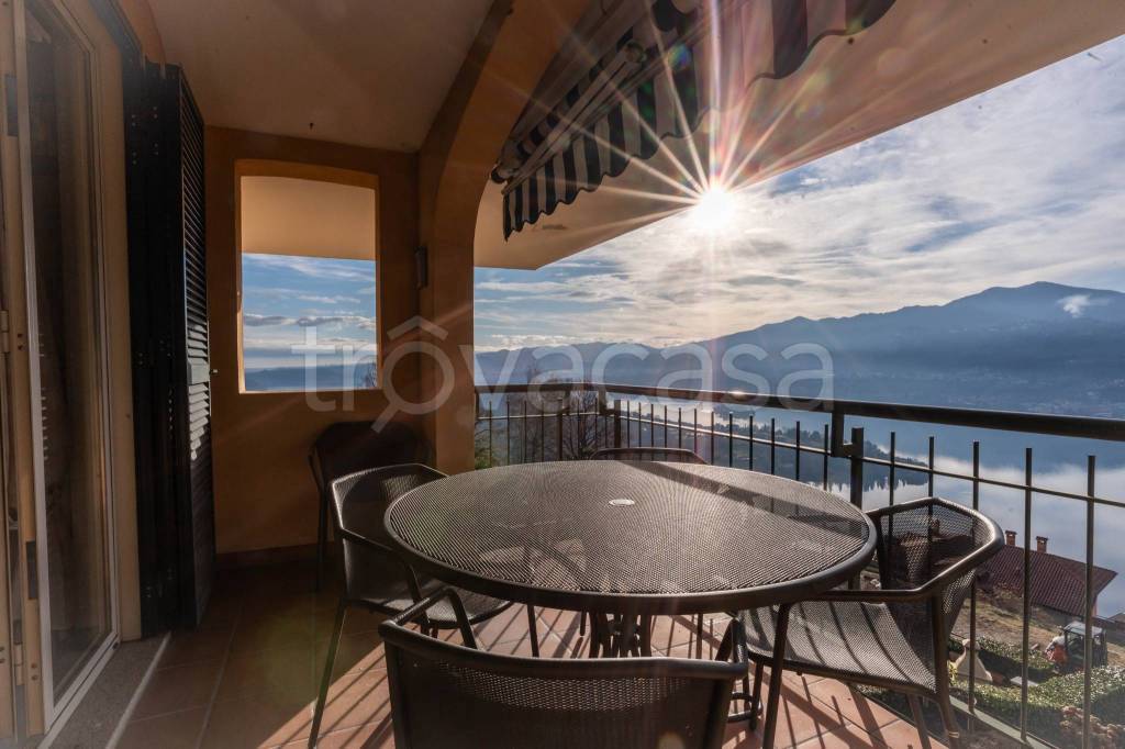 appartamento in vendita a Miasino in zona Carcegna