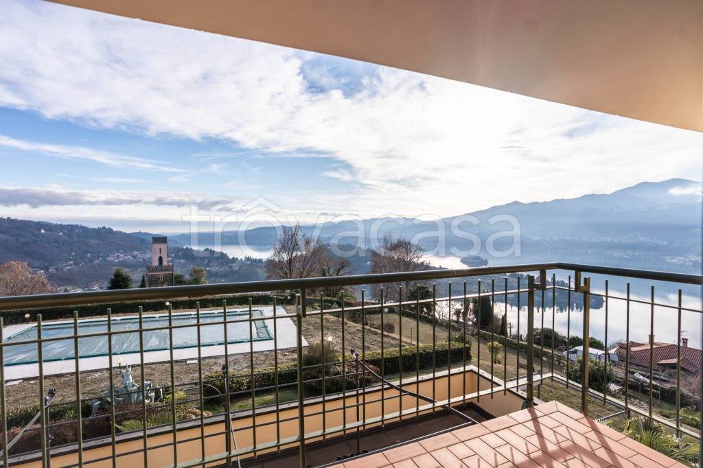 appartamento in vendita a Miasino in zona Carcegna