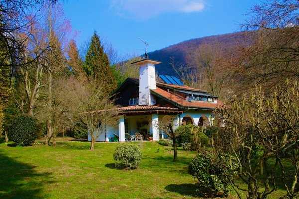 casa indipendente in vendita a Miasino in zona Pisogno
