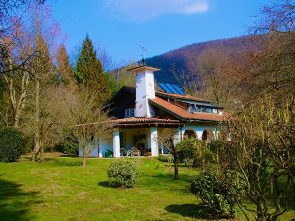 casa indipendente in vendita a Miasino in zona Pisogno