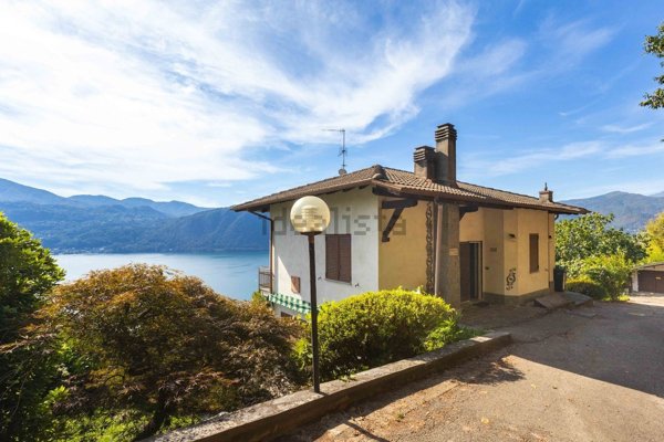 casa indipendente in vendita a Miasino in zona Pisogno