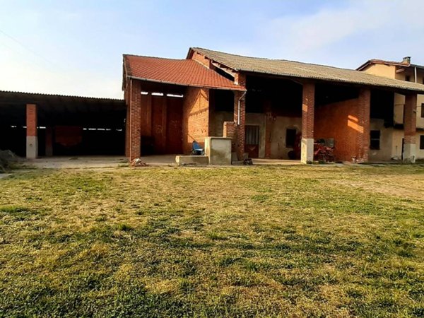 intera palazzina in vendita a Momo