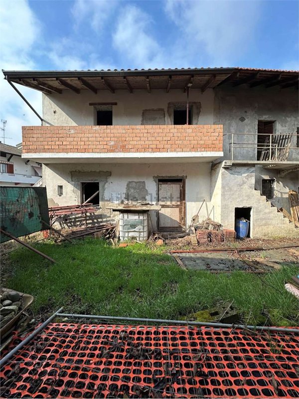 pentavano in vendita a Momo