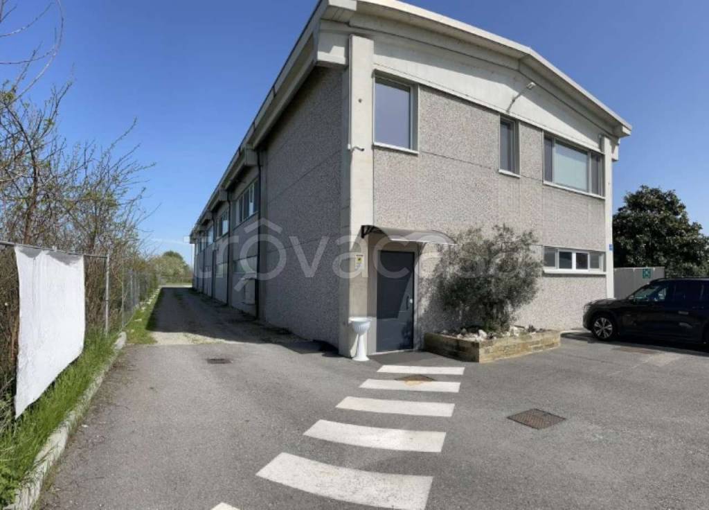 locale commerciale in vendita a Momo