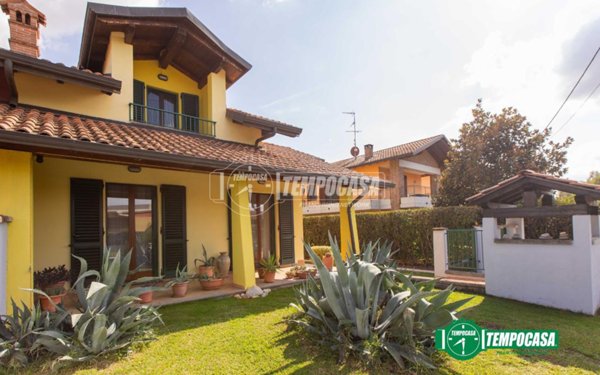 casa indipendente in vendita a Momo