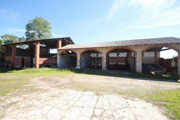 casale in vendita a Momo