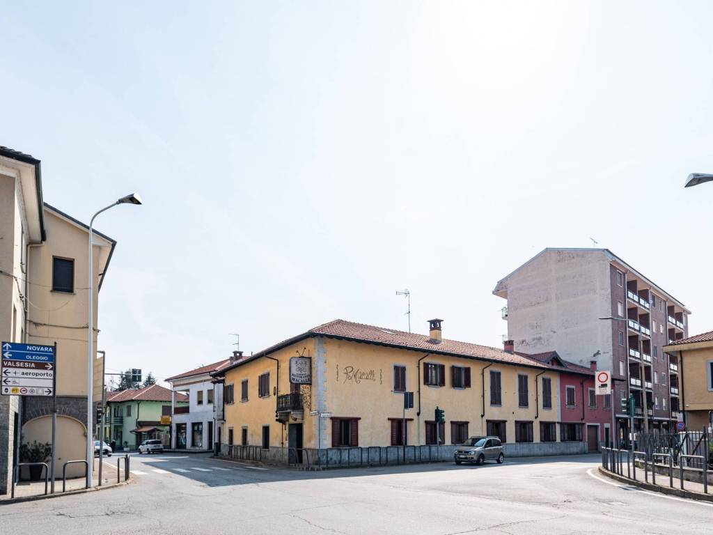 negozio in vendita a Momo