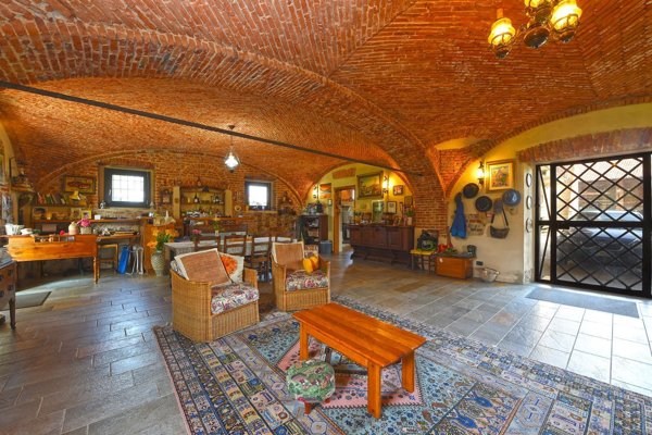 negozio in vendita a Momo