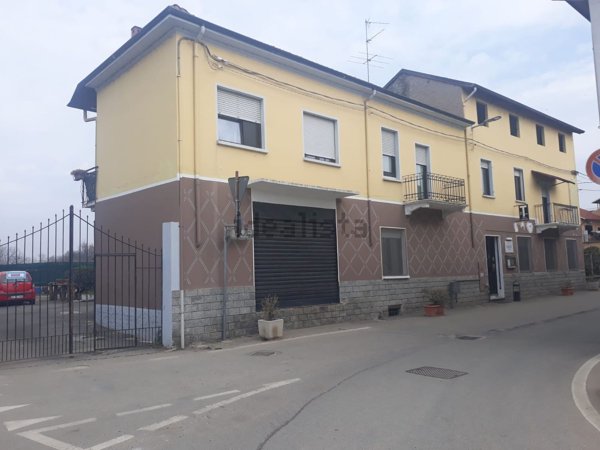 locale commerciale in vendita a Momo