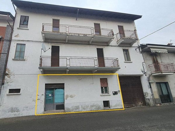 negozio in vendita a Momo