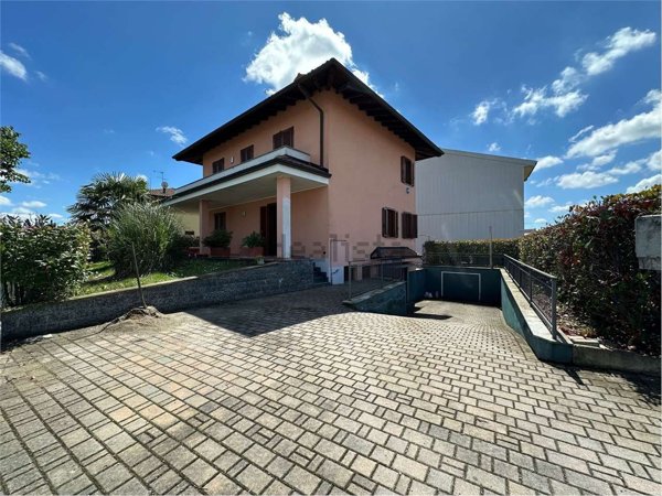 casa indipendente in vendita a Momo