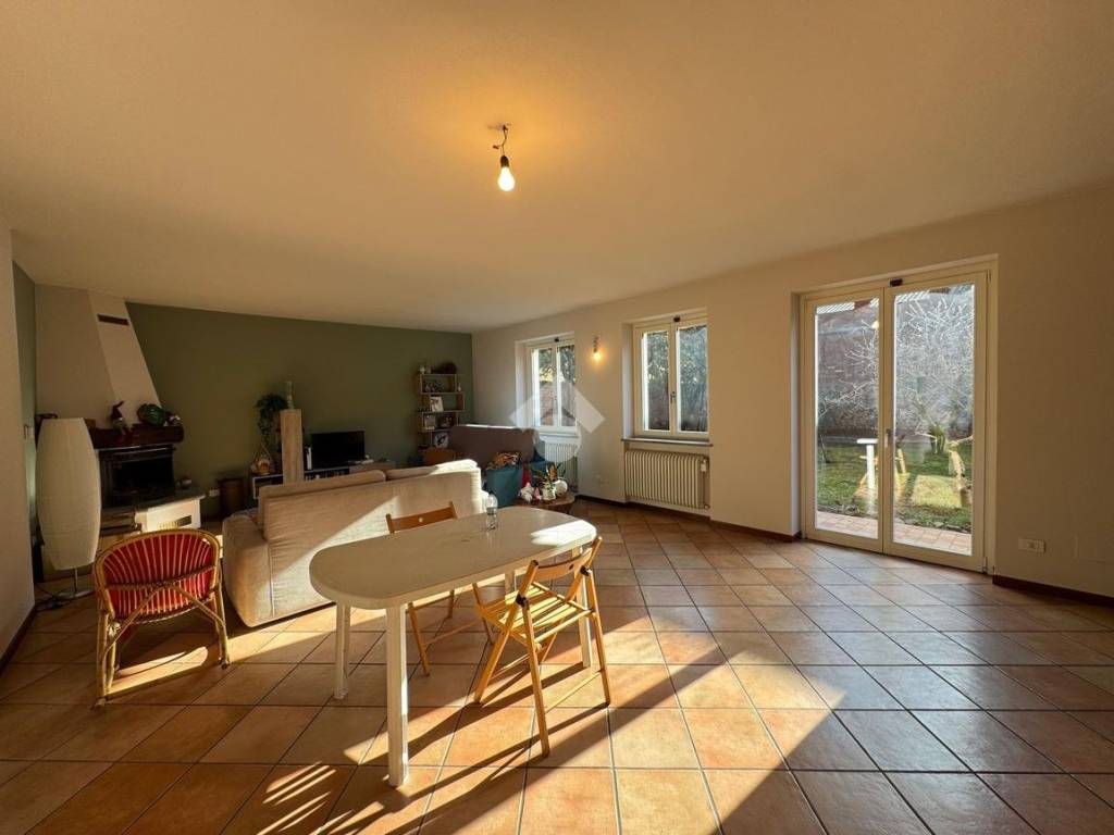 casa indipendente in vendita a Momo