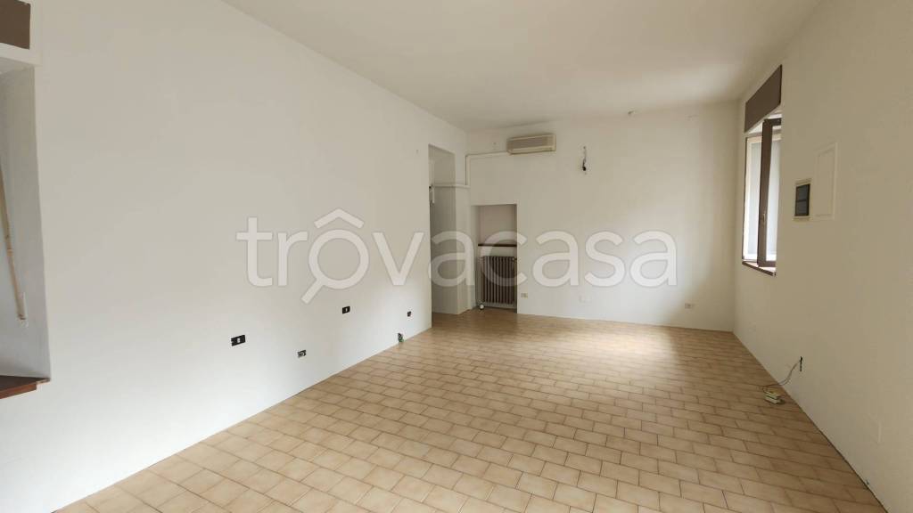 locale commerciale in vendita a Momo