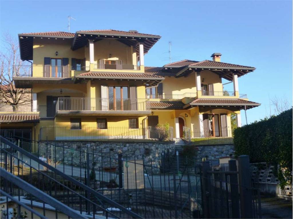 casa indipendente in vendita a Nebbiuno in zona Fosseno