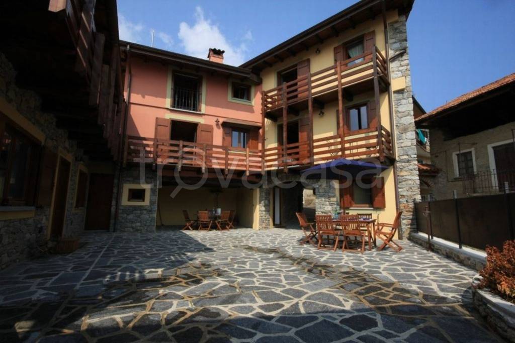 casa indipendente in vendita a Nebbiuno in zona Fosseno