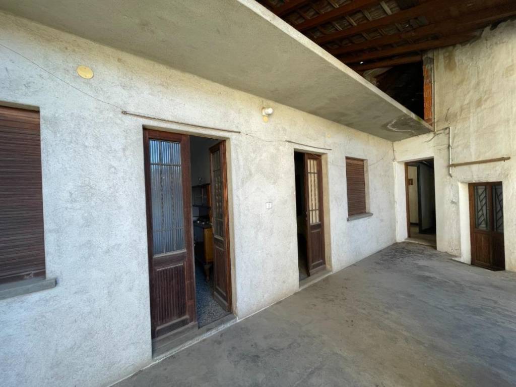 pentavano in vendita a Nebbiuno in zona Fosseno