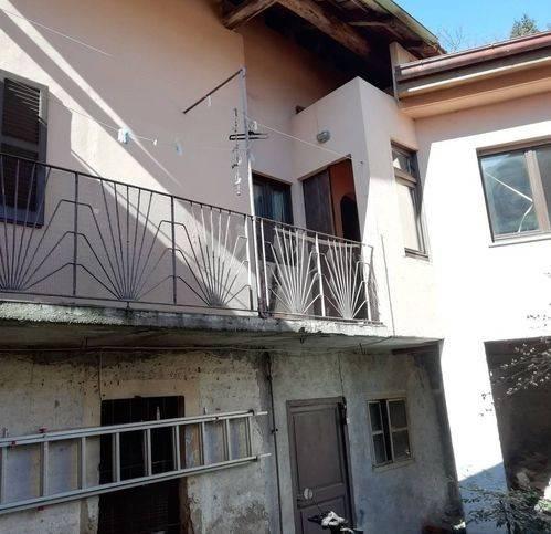 casa indipendente in vendita a Nebbiuno