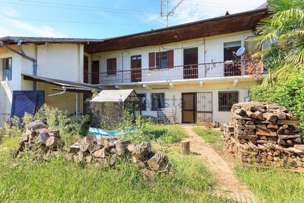 casale in vendita a Nebbiuno