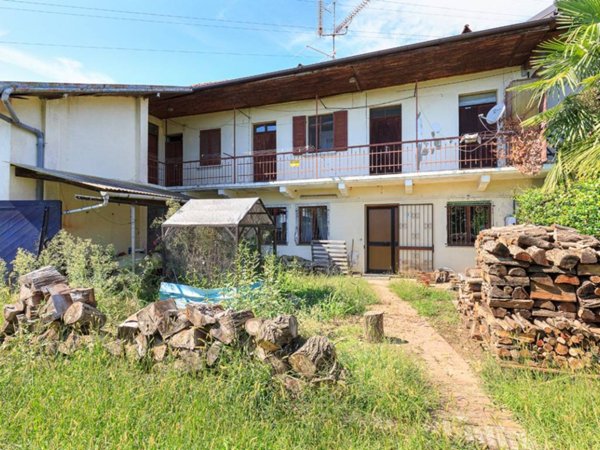 casale in vendita a Nebbiuno
