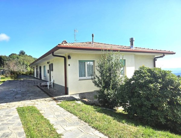 casa indipendente in vendita a Nebbiuno