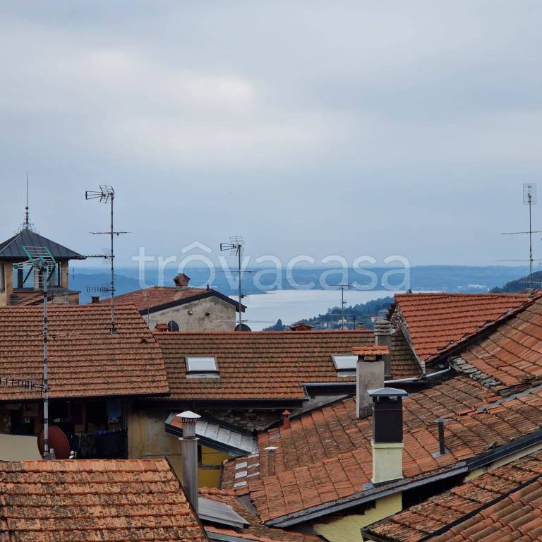 casa indipendente in vendita a Nebbiuno in zona Tapigliano