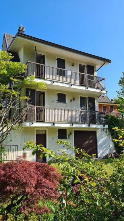 casa indipendente in vendita a Nebbiuno in zona Fosseno