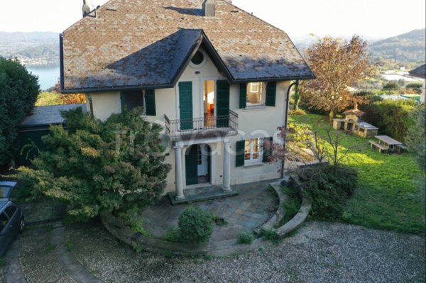 casa indipendente in vendita a Nebbiuno in zona Fosseno