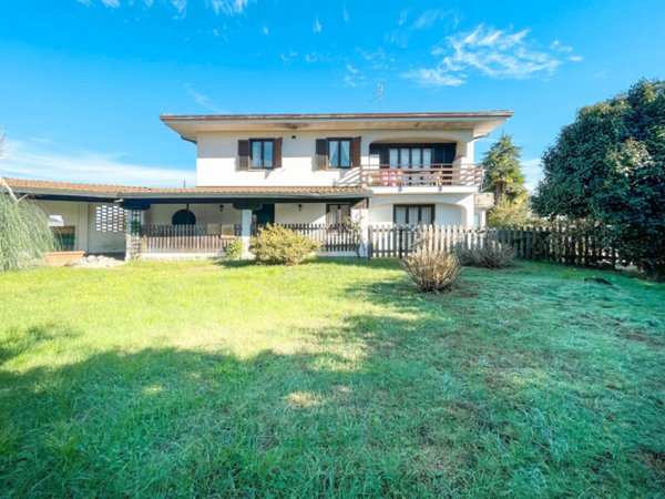 casa indipendente in vendita a Nebbiuno