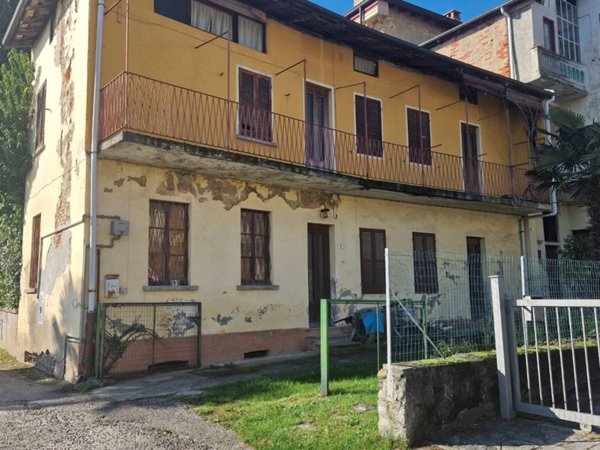 casale in vendita a Nebbiuno