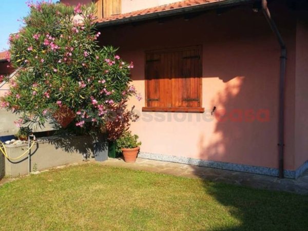 casa indipendente in vendita a Nebbiuno in zona Tapigliano