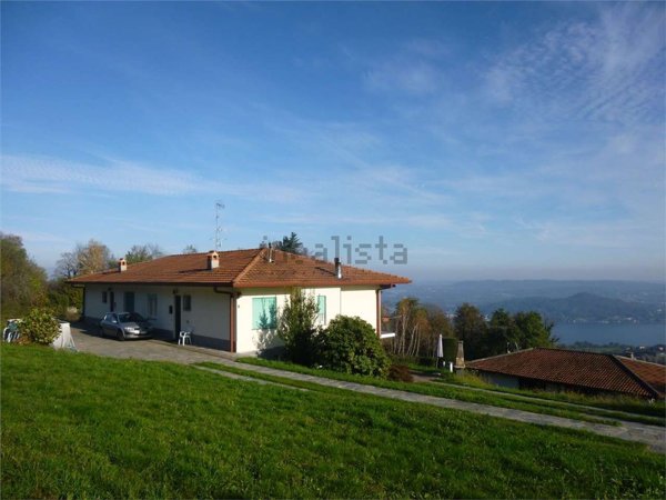 casa indipendente in vendita a Nebbiuno