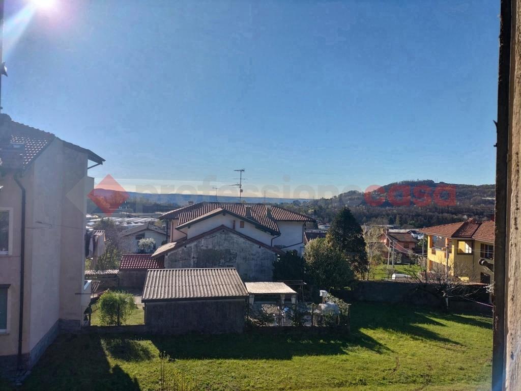casa indipendente in vendita a Nebbiuno in zona Tapigliano