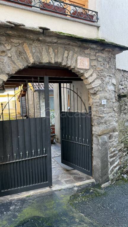 casa indipendente in vendita a Nebbiuno